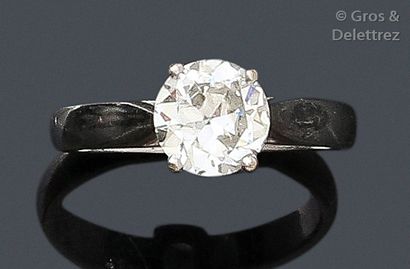 null Bague solitaire en or gris, ornée d’un diamant taillé en brillant. Tour de doigt?:...