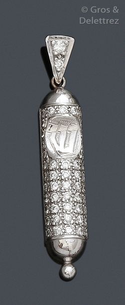 null Pendentif «?Mezouzah?» en or gris serti de diamants taillés en brillant. P. 4,9g....