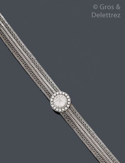 JAEGER LECOULTRE Bracelet-montre de dame en or gris, la lunette sertie de diamants...