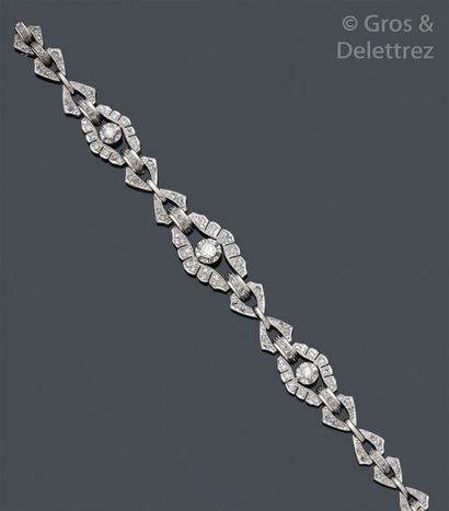 Bracelet articulé en or gris ajouré entièrement serti de diamants taillés en brillant...