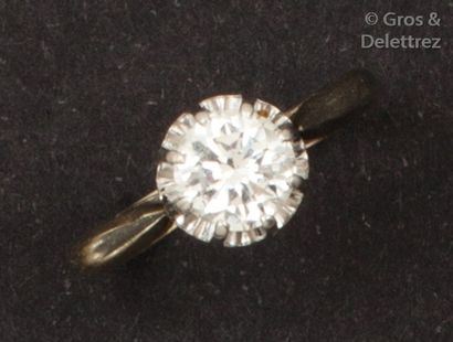 null Bague «?Solitaire?» en or gris et platine, ornée d’un diamant taillé en brillant...