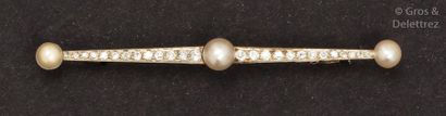 null Broche «?Barrette?» en or gris, ornée de trois demi-perles alternées de diamants...