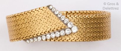 null Bracelet souple en or jaune, orné d’un motif ruban serti de diamants taillés...