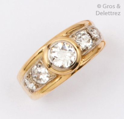 null Bague en or jaune, ornée d’un diamant de taille ancienne calibrant environ 0,50 carat...