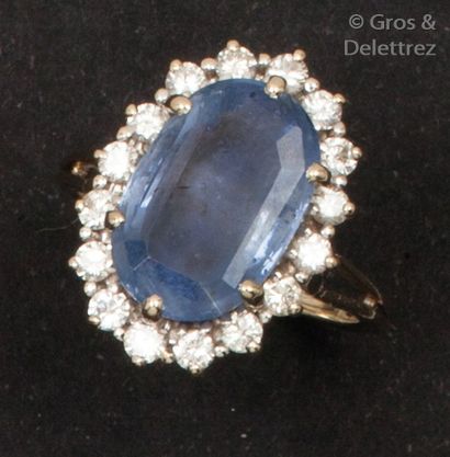 null Bague en or gris, ornée d’un saphir ovale dans un entourage de diamants taillés...