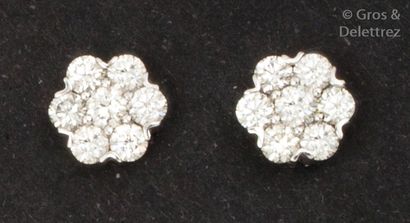 null Paire de boutons d’oreilles «?Fleur?» en or gris ornés de diamants taillés en...