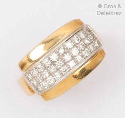 null Bague en or jaune et or gris, ornée d’un pavage de diamants taillés en brillant....