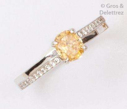 null Bague en or gris, ornée d’un diamant de taille ovale de couleur jaune orange...