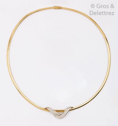 null Collier souple en or jaune, orné d’un motif d’entrelacs en or gris pavé de diamants...