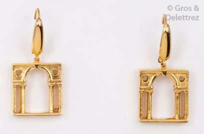 LOVING PALLADIO Paire de pendants d’oreilles en métal doré représentant une arcade...