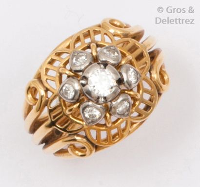 null Bague en or jaune 14K et argent ornée de sept diamants taillés en brillant....