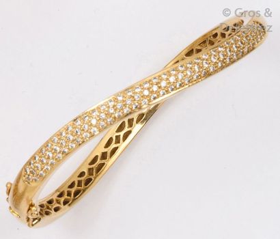 null Bracelet jonc ouvrant en or jaune, partiellement pavé de diamants taillés en...