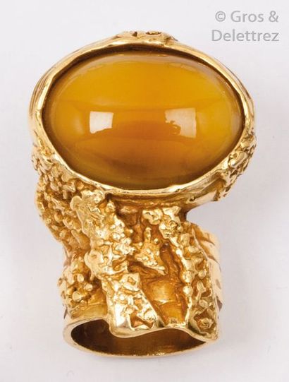 Yves Saint LAURENT Bague en métal doré, ornée d’une pierre d’imitation. Signée Yves...