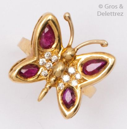 null Bague «?Papillon?» en or jaune, le motif orné de rubis poires et navettes, le...