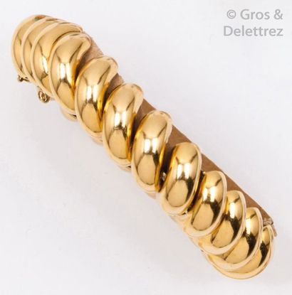 CHAUMET Bracelet souple «?Torsade?» en or jaune. Signé Chaumet et numéroté. P. 48...