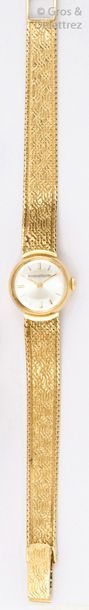JAEGER-LECOULTRE Bracelet-montre de dame en or jaune, boîtier rond, cadran argent,...