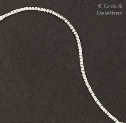 null Bracelet «?Ligne?» en or gris, orné de diamants taillés en brillant. Longueur?:...