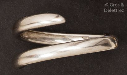 CHAUMET Bracelet croisé ouvrant en or gris. Signé Chaumet. P. 51,7g.