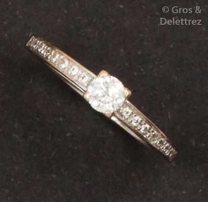 MAUBOUSSIN Bague «?Solitaire?» en or gris, ornée d’un diamant taillé en brillant...