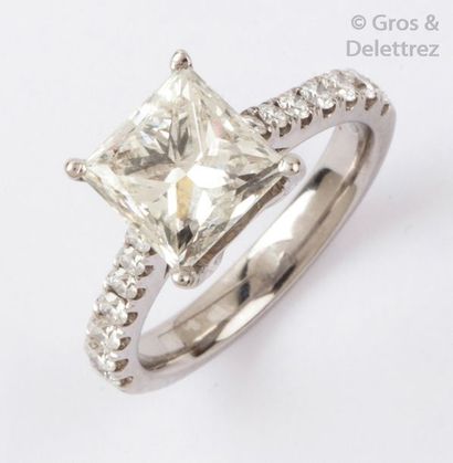 null Bague solitaire en or gris, ornée d’un diamant de taille princesse, l’anneau...