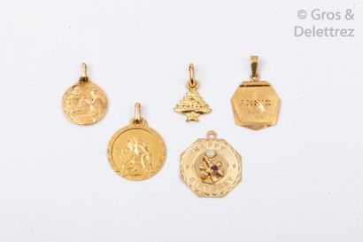null Lot de quatre médailles et un pendentif en or jaune. P. 8,6g.