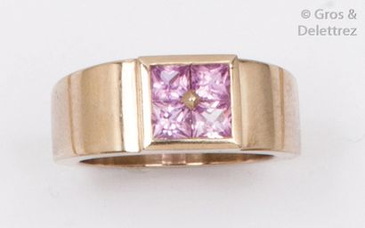 null Bague «?Jonc?» en or gris, ornée de quatre saphirs roses calibrés. Tour de doigt?:...