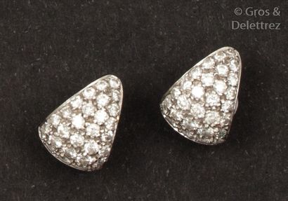null Paire de boucles d’oreilles en or gris partiellement pavé de diamants taillés...