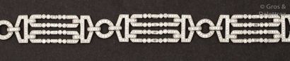 null Bracelet articulé en or gris, composé d’un motif géométrique entièrement pavé...