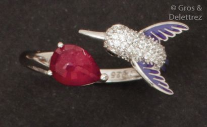 null Bague «?Colibri?» en argent émaillé, ornée d’un rubis taillé en poire. Tour...