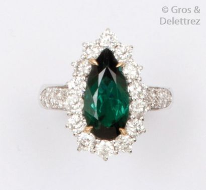 null Bague en or gris ornée d’une tourmaline verte en forme de poire dans un entourage...