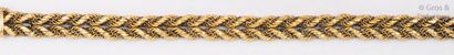 null Bracelet souple en or de deux couleurs tressés. Longueur?: 19cm. P. 20,3g.
