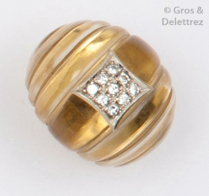 null Bague en or jaune et cristal godronné, ornée d’un pavage de diamant taillé en...