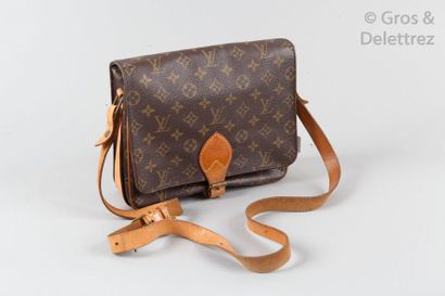 LOUIS VUITTON Sac «Cartouchière GM» 25cm en toile monogram et cuir naturel, fermeture...