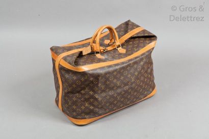 LOUIS VUITTON Sac «Cruiser» 50cm en toile Monogram et cuir naturel, fermeture éclair,...