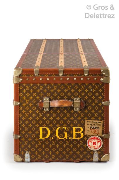 Louis VUITTON Avenue Marceau n°845797 circa 1970 Malle courrier en toile Monogram...