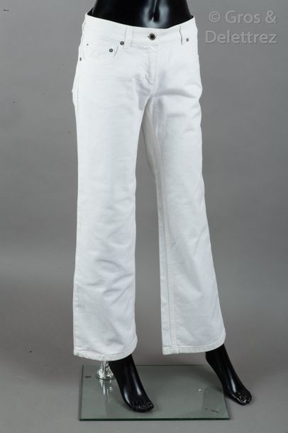 Louis VUITTON par Marc Jacobs année2008 Pantalon en denim blanc. Griffe marron, graphisme...