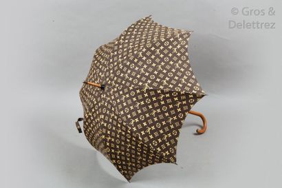 LOUIS VUITTON Parapluie de dame en toile coton Monogram, manche en bois. (Une extrémité...