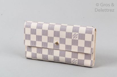 LOUIS VUITTON Portefeuille «Porte Trésor International» en toile damier azur, fermeture...