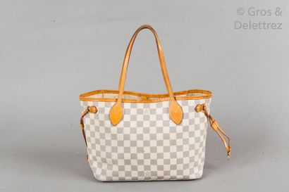 LOUIS VUITTON Sac «Neverfull» PM en toile damier azur et cuir naturel, fermoir mousqueton...