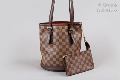 LOUIS VUITTON Sac «Marais» 23cm en toile damier ébène et cuir en coordonné, double...