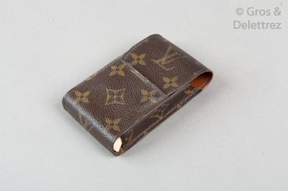 LOUIS VUITTON Etui à cigarettes en toile Monogram. Bon état (usures)
