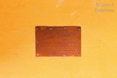 Louis VUITTON Champs Elysées, Serrure n°102374 circa 1930 Double malle penderie en...