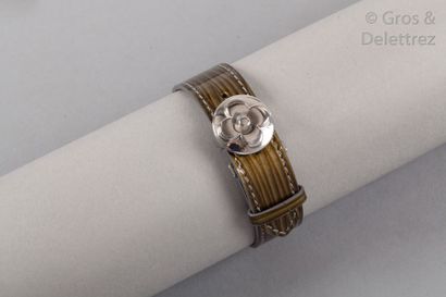 LOUIS VUITTON Bracelet jonc en cuir épi vernis bronze, fermoir fleur de monogram...
