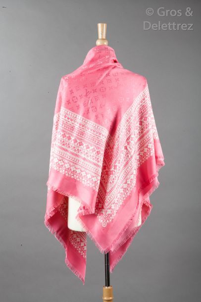 LOUIS VUITTON Châle «Monogram» en soie et laine rose imprimé d’un motif ethnique...