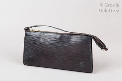 Louis VUITTON année2000 Pochette accessoire 24 cm en cuir épi noir, fermeture éclair,...