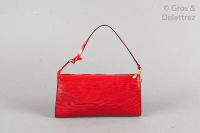 LOUIS VUITTON «Pochette Accessoire» 24cm en cuir épi rouge, fermeture éclair, dragonne...