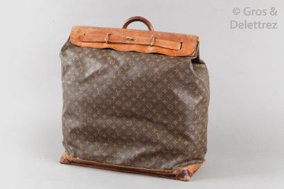 Louis VUITTON n°916829 Steamer bag 55cm en toile monogramme et cuir naturel. Fermeture...
