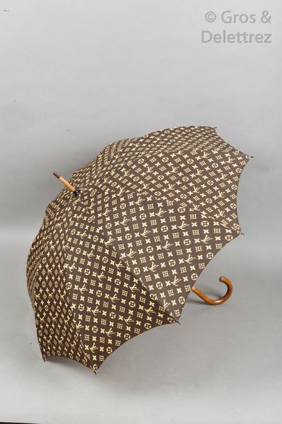 LOUIS VUITTON Parapluie d’homme en coton Monogram, manche en bois. Très bon état...