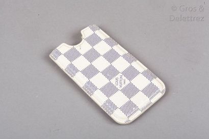 LOUIS VUITTON Lot composé de deux étuis iPhone, l’un 3G en toile Monogram, l’autre...