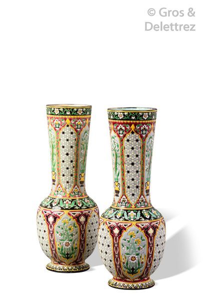 Jules VIEILLARD & Co à Bordeaux Paire de vases en céramique émaillée polychrome à...